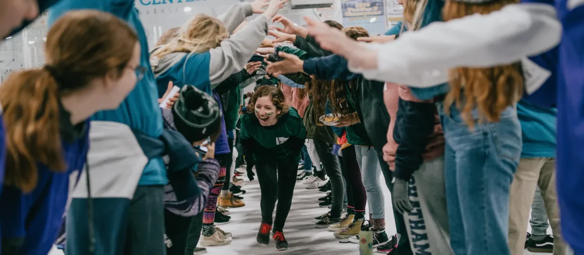 team (1) boern giver high five i tunnel paa skoejtebane