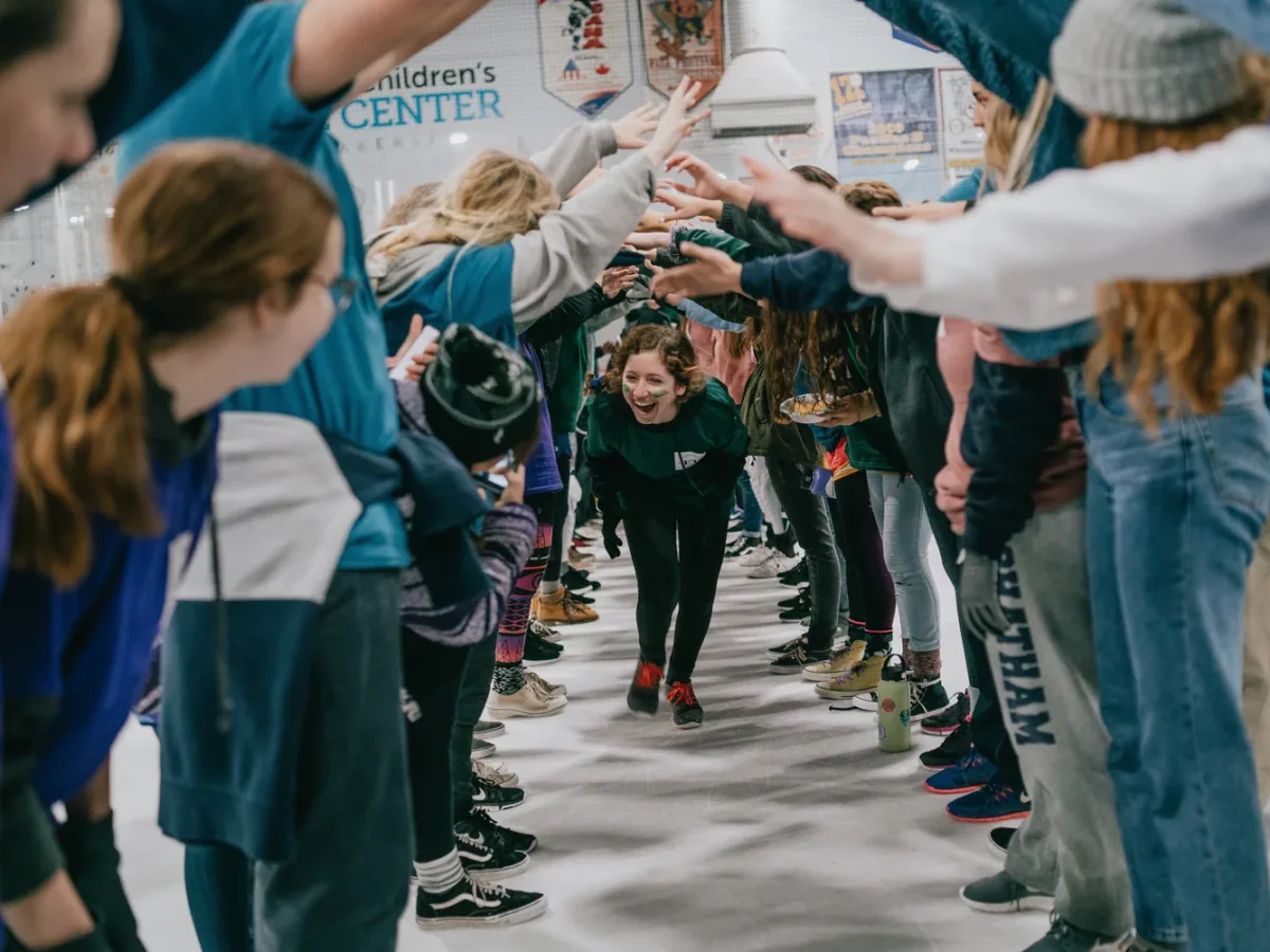 team (1) boern giver high five i tunnel paa skoejtebane