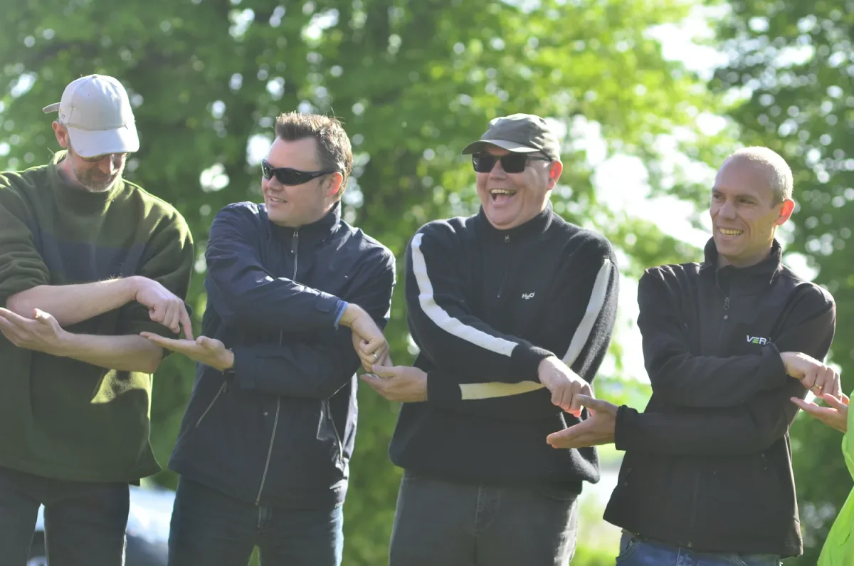 verdo_26.05.16_teambuilding_fussingoe (41) fire maend med sammenflettede arme griner