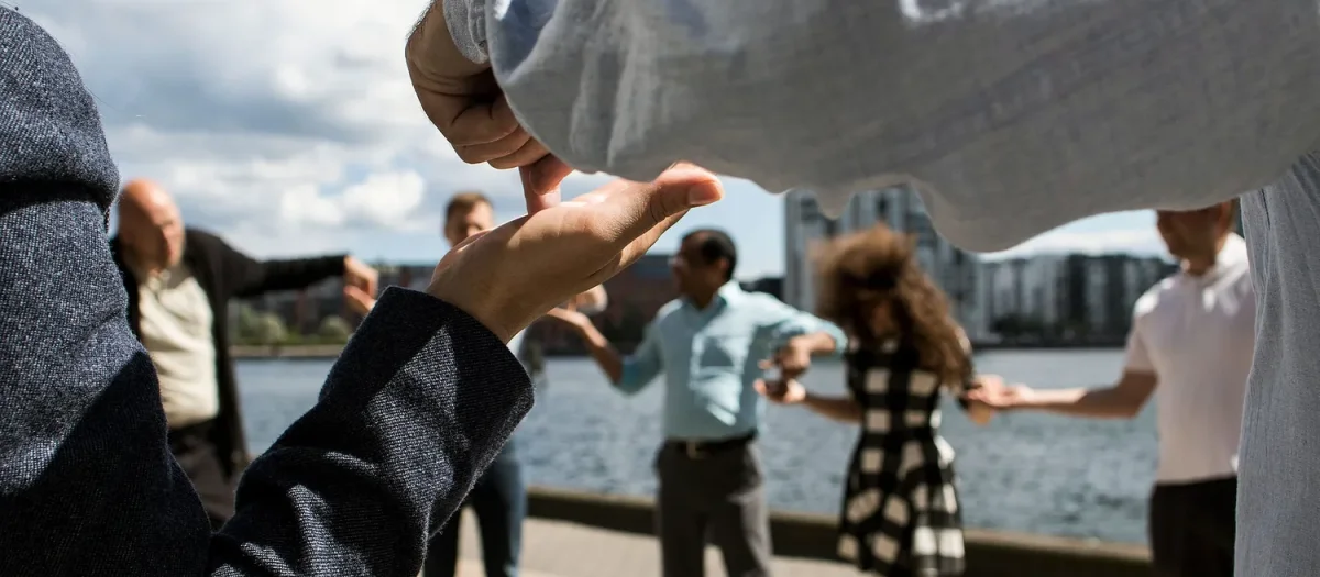 woa stemningsbillede 05 naerbillede af haender i rundkreds ved havnefront