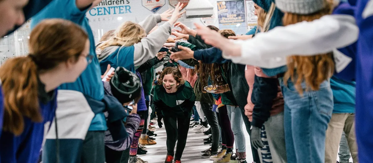 woa stemningsbillede 07 boern giver high five i tunnel paa skoejtebane
