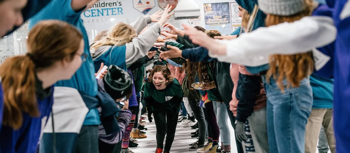 woa stemningsbillede 07 boern giver high five i tunnel paa skoejtebane