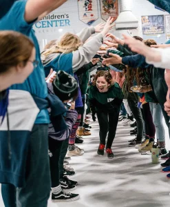 woa stemningsbillede 07 boern giver high five i tunnel paa skoejtebane
