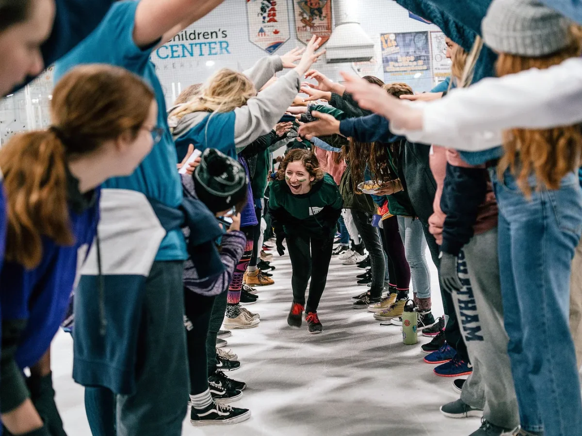woa stemningsbillede 07 boern giver high five i tunnel paa skoejtebane