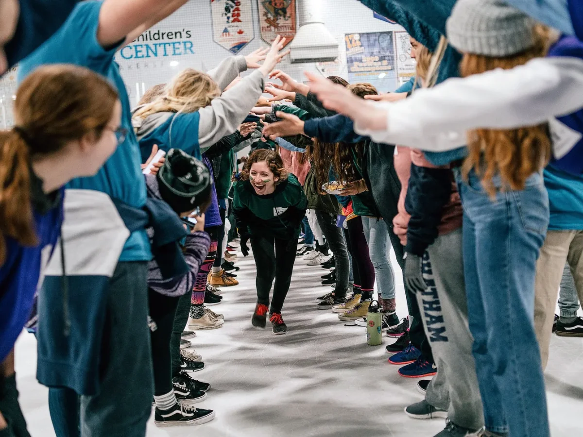 woa stemningsbillede 07 boern giver high five i tunnel paa skoejtebane