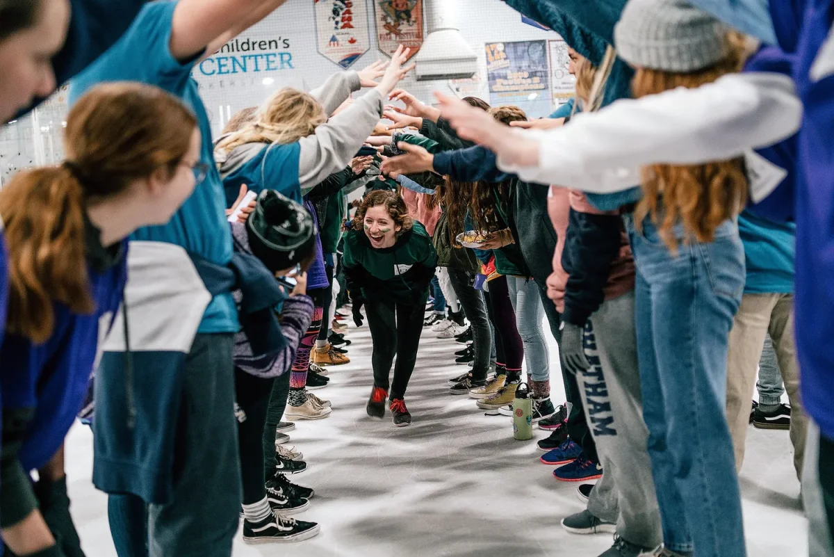 woa stemningsbillede 07 boern giver high five i tunnel paa skoejtebane