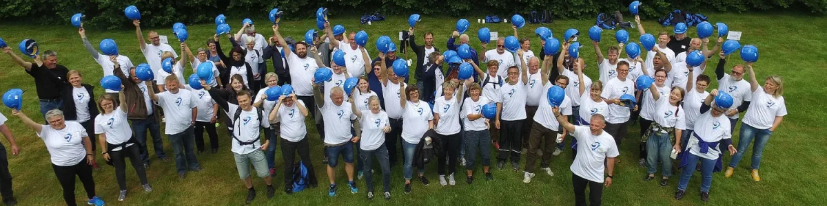 woa stemningsbillede 09 dronefoto af stor gruppe med blaa hjelme paa graesplaene