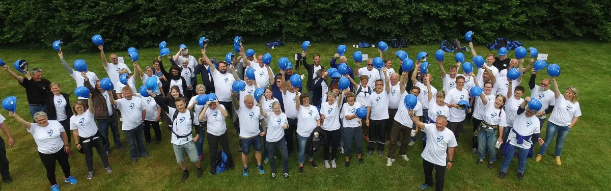 woa stemningsbillede 09 dronefoto af stor gruppe med blaa hjelme paa graesplaene