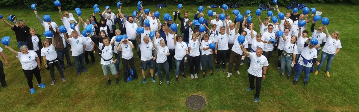 woa stemningsbillede 09 dronefoto af stor gruppe med blaa hjelme paa graesplaene
