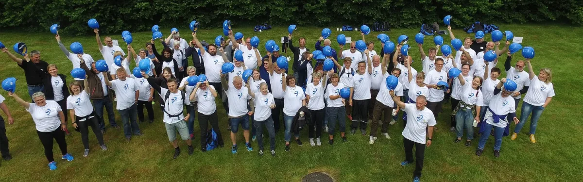woa stemningsbillede 09 dronefoto af stor gruppe med blaa hjelme paa graesplaene