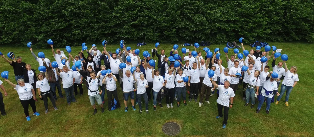 woa stemningsbillede 09 dronefoto af stor gruppe med blaa hjelme paa graesplaene