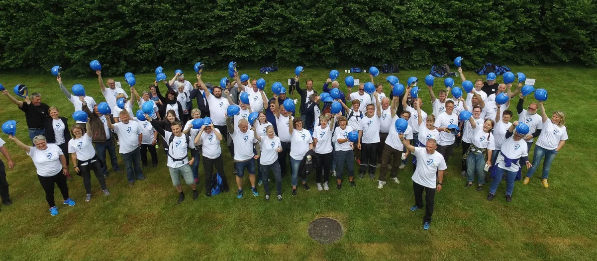 woa stemningsbillede 09 dronefoto af stor gruppe med blaa hjelme paa graesplaene