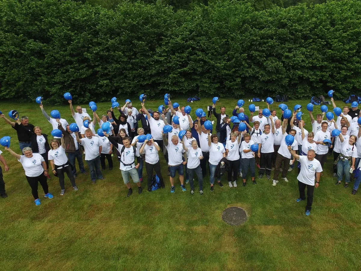 woa stemningsbillede 09 dronefoto af stor gruppe med blaa hjelme paa graesplaene