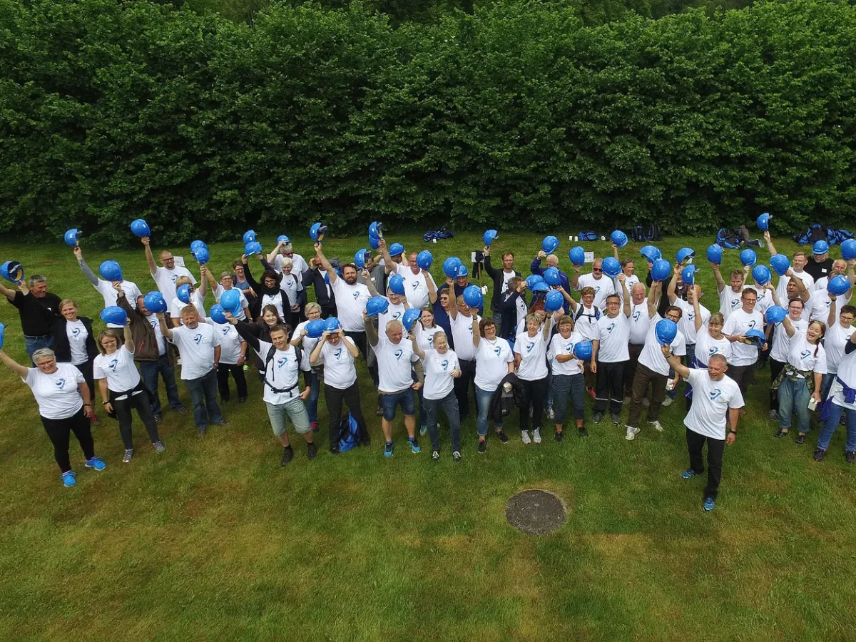 woa stemningsbillede 09 dronefoto af stor gruppe med blaa hjelme paa graesplaene