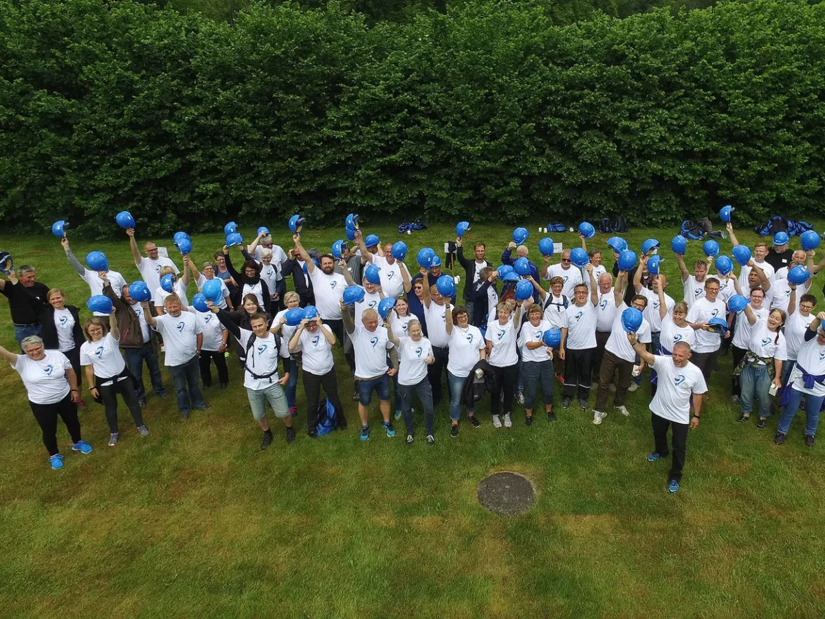 woa stemningsbillede 09 dronefoto af stor gruppe med blaa hjelme paa graesplaene