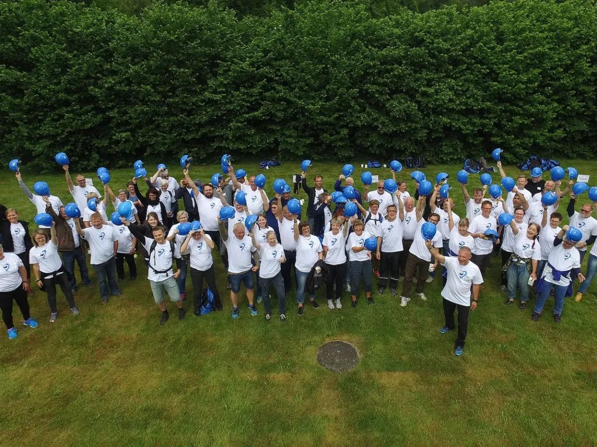 woa stemningsbillede 09 dronefoto af stor gruppe med blaa hjelme paa graesplaene