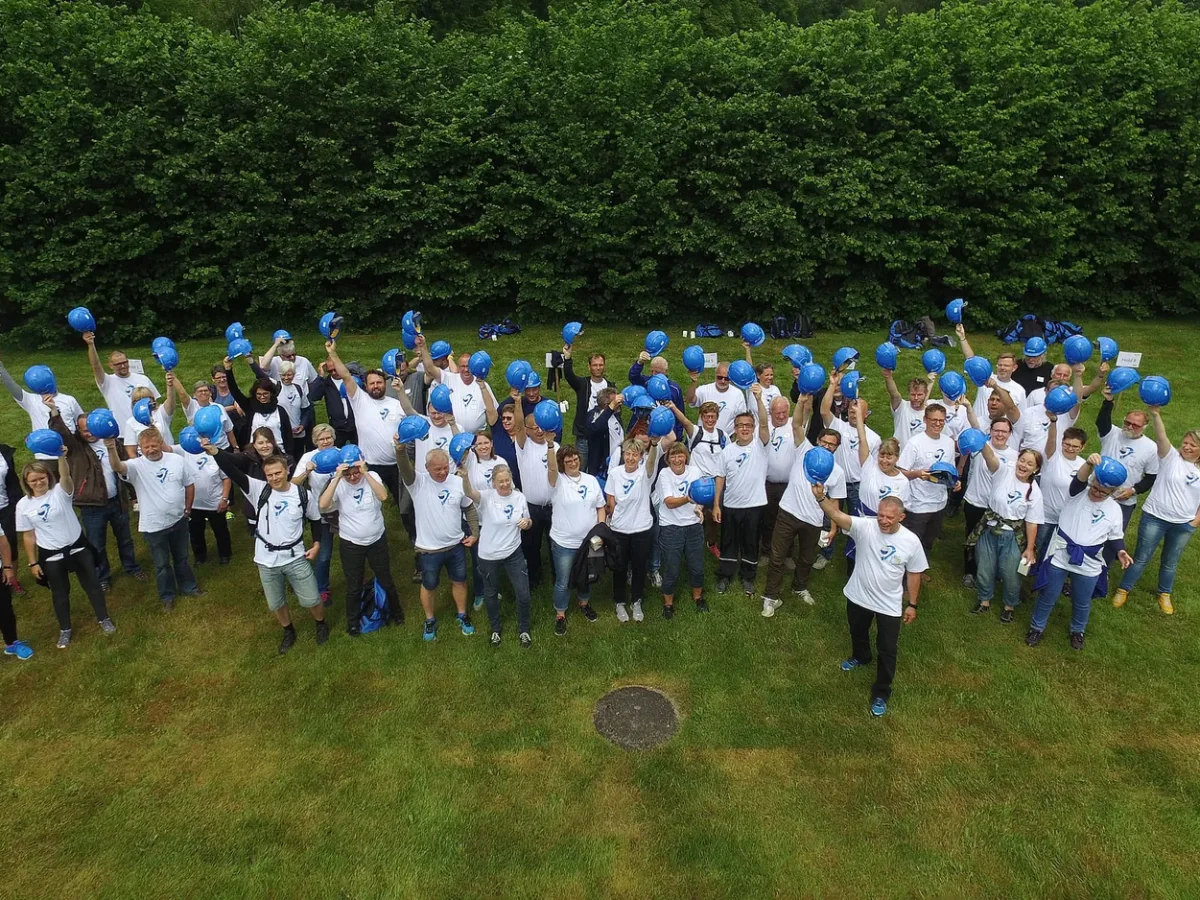 woa stemningsbillede 09 dronefoto af stor gruppe med blaa hjelme paa graesplaene