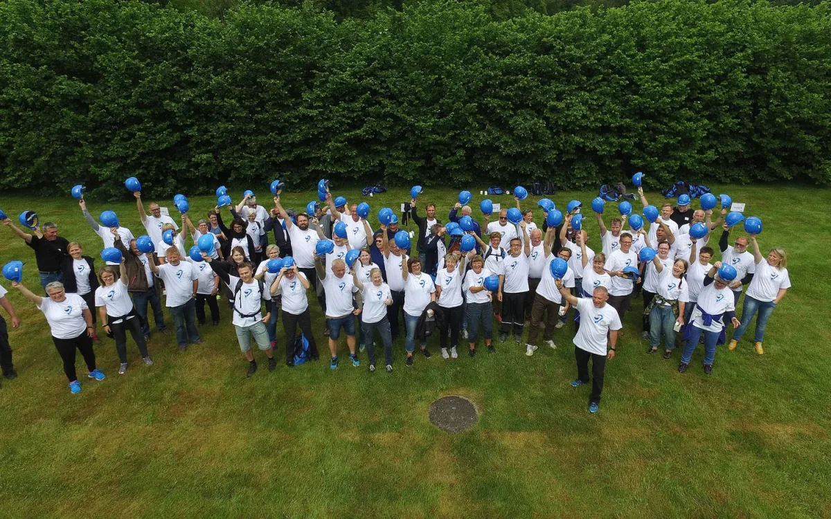 woa stemningsbillede 09 dronefoto af stor gruppe med blaa hjelme paa graesplaene
