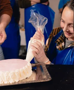 teambuilding-deltagere-dekorerer-kage-sammen.webp