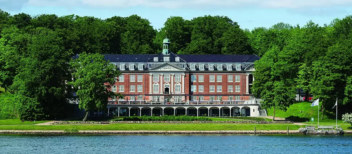 nM78PQXv-hotel-koldingfjord-fra-vandet.webp