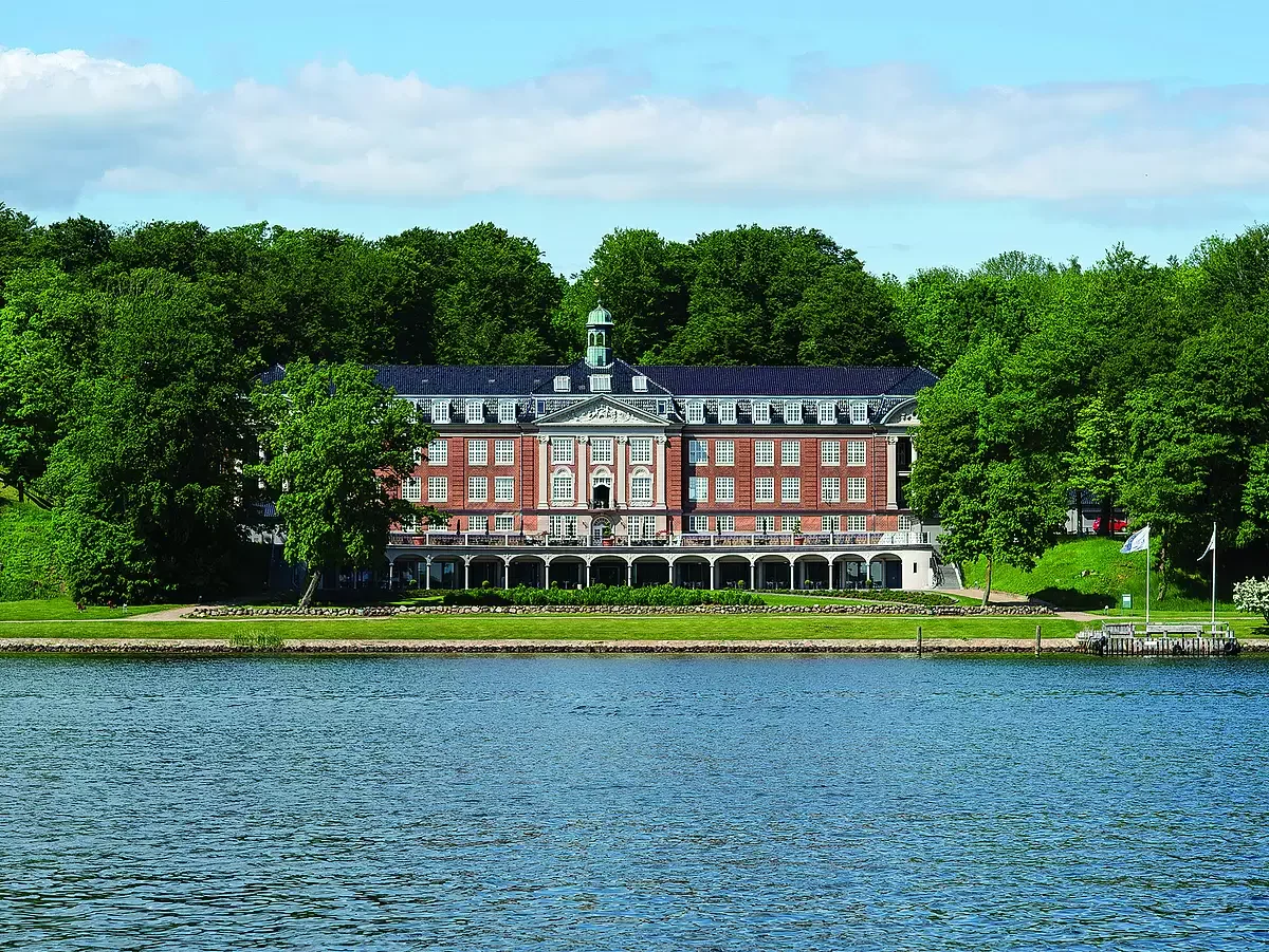 nM78PQXv-hotel-koldingfjord-fra-vandet.webp