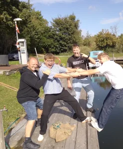 teambuilding-tovtraekning-gruppe.webp