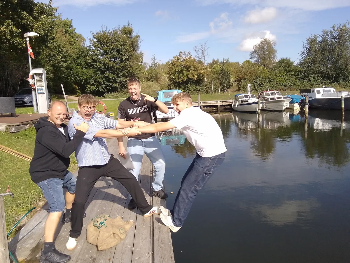 teambuilding-tovtraekning-gruppe.webp