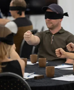 lB2nGLm9-forraederne-teambuilding-blindfolded-aktivitet.webp
