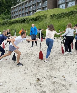 vajVwqV2-gummibaads-regatta-teambuilding-strand.webp