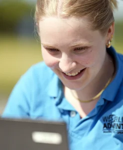 hackathon-teambuilding-deltager-laptop.webp