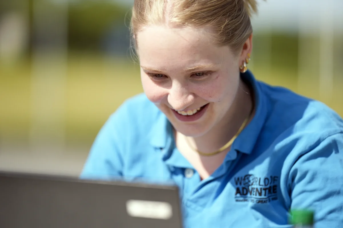hackathon-teambuilding-deltager-laptop.webp