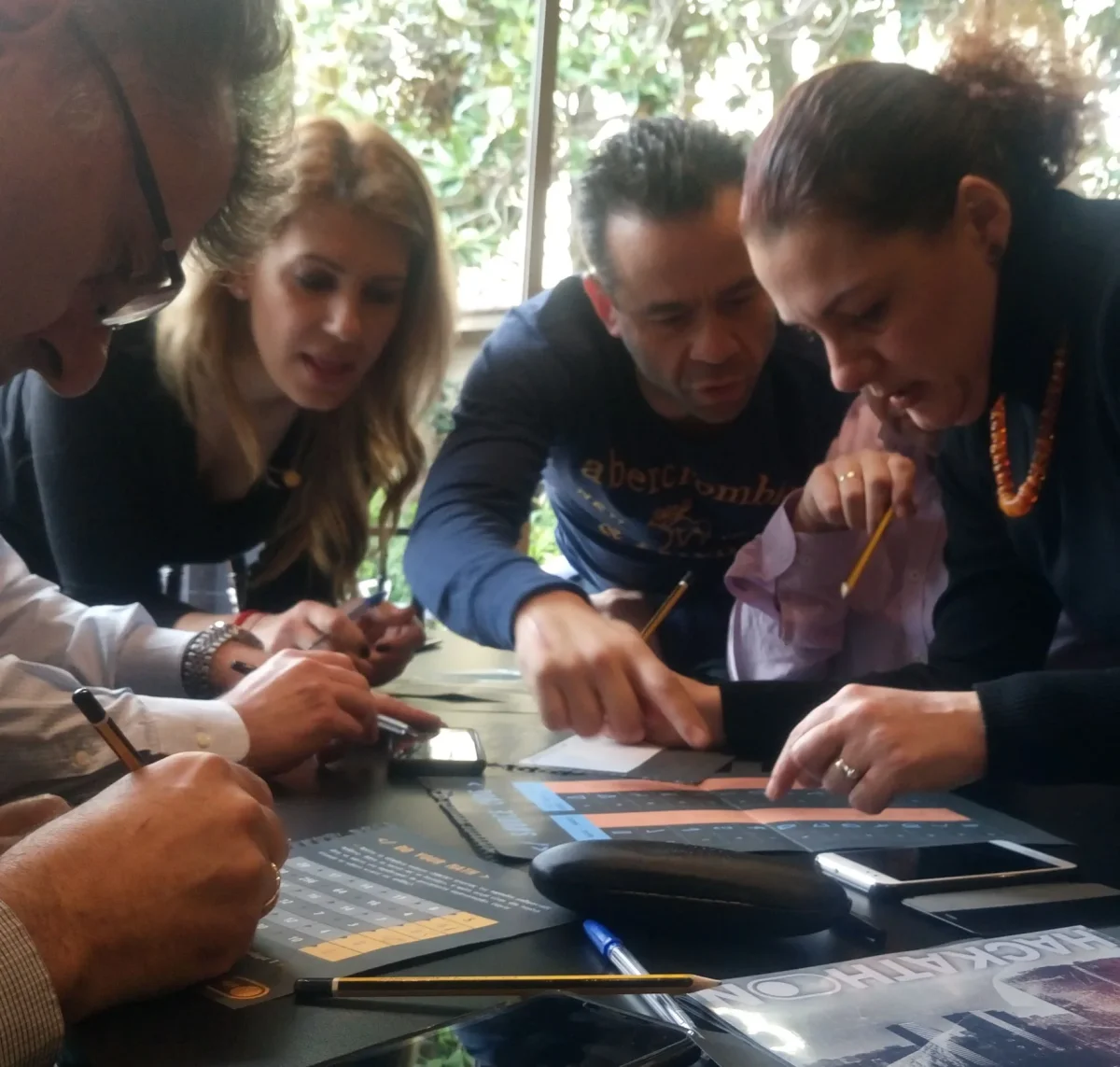 hackathon-teamwork-samarbejde-brainstorm.webp