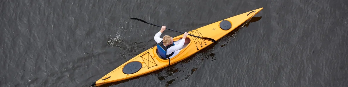 mqFYYwMc-gul-kajak-luftfoto-paddling.webp