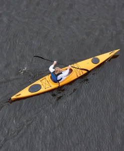 mqFYYwMc-gul-kajak-luftfoto-paddling.webp
