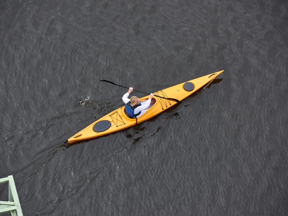 mqFYYwMc-gul-kajak-luftfoto-paddling.webp