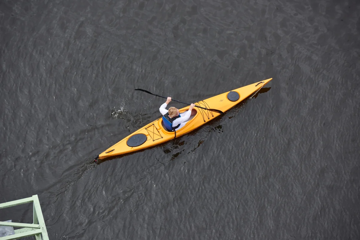 gul-kajak-luftfoto-paddling.webp