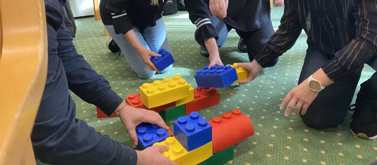 kommunikaos-teambuilding-aktivitet-klodser.webp