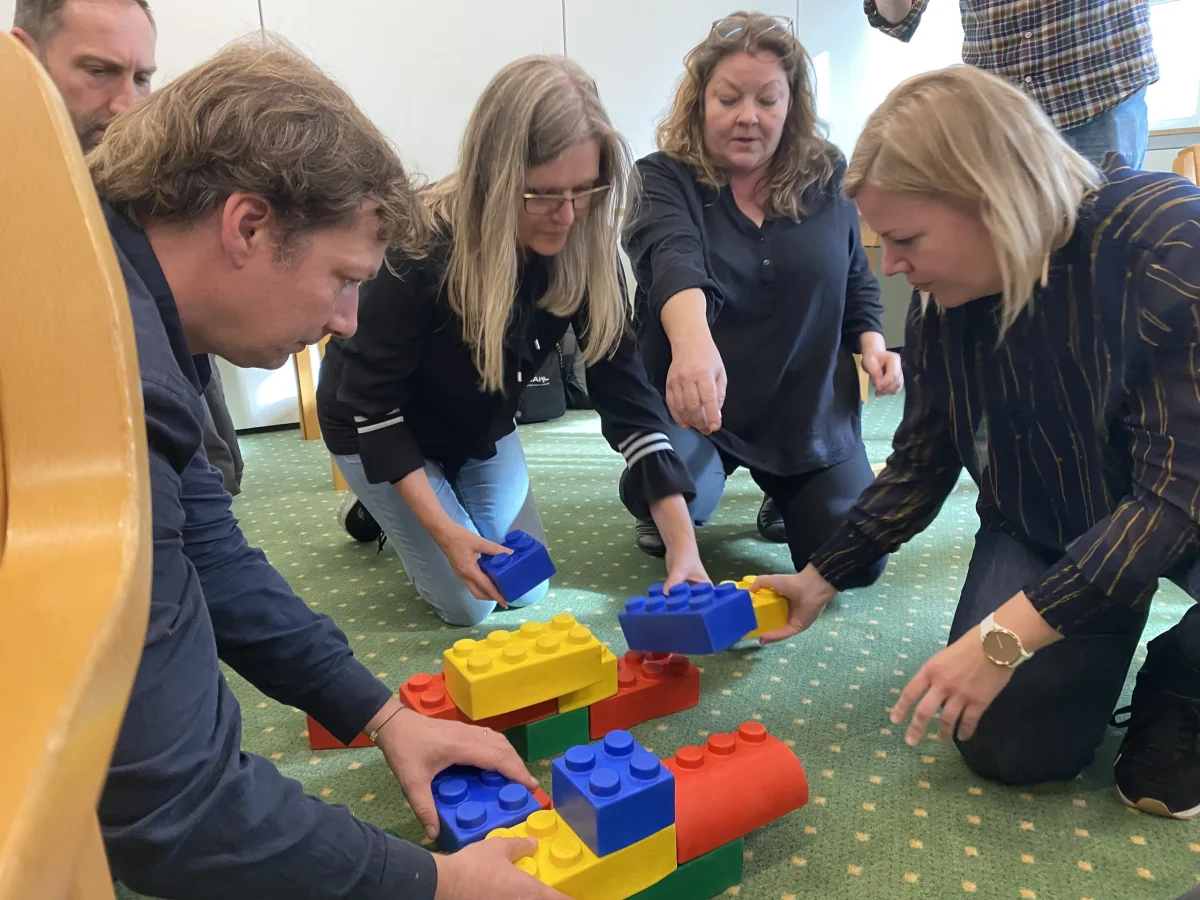 kommunikaos-teambuilding-aktivitet-klodser.webp
