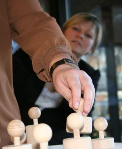 BdgIGTHb-kommunikation-teambuilding-aktivitet-traeklodser.webp