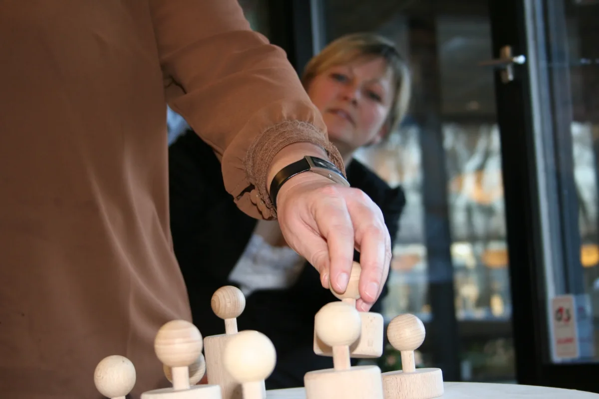 BdgIGTHb-kommunikation-teambuilding-aktivitet-traeklodser.webp