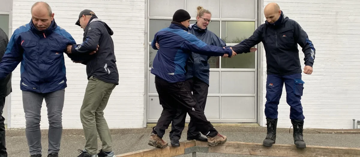 teamwork-staerk-vind-holde-fast.webp