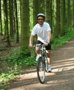 cyklist-mountainbike-skov-tur.webp