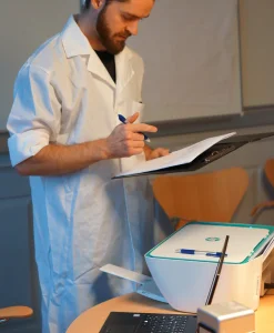 murder-mystery-efterforsker-laboratorium.webp