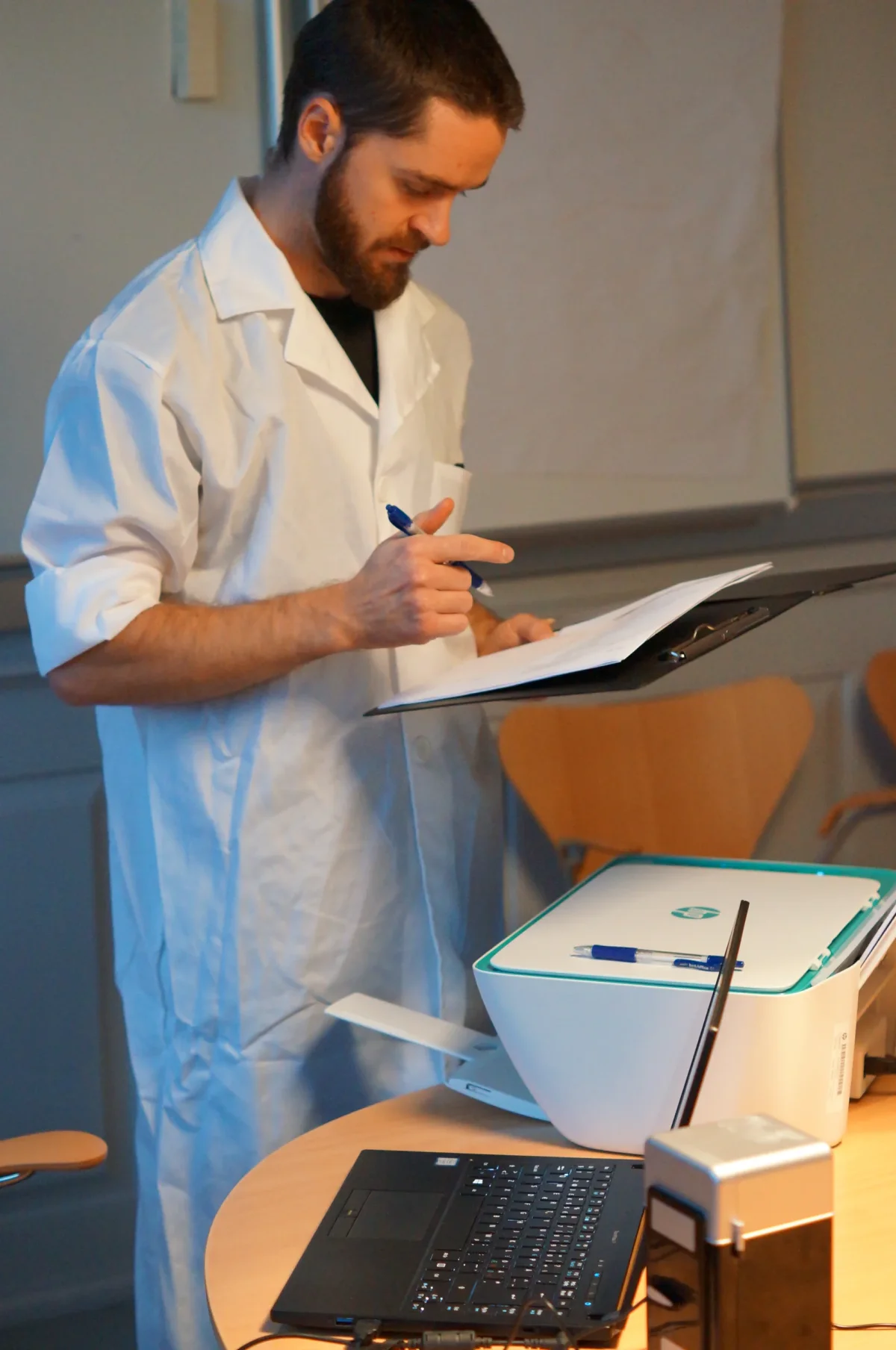 murder-mystery-efterforsker-laboratorium.webp