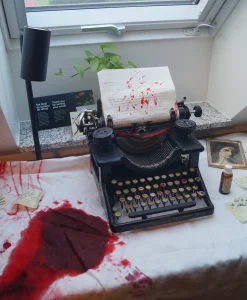 murder-mystery-skrivemaskine-blod.webp