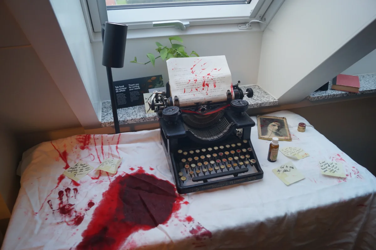 murder-mystery-skrivemaskine-blod.webp