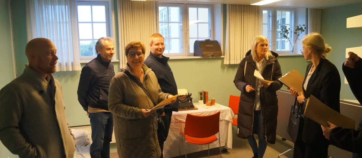 murder-mystery-teambuilding-deltagere-kontor.webp