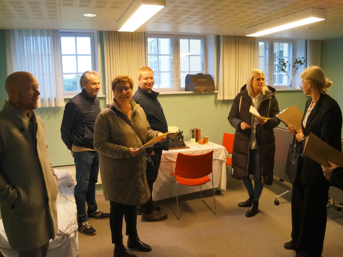 murder-mystery-teambuilding-deltagere-kontor.webp