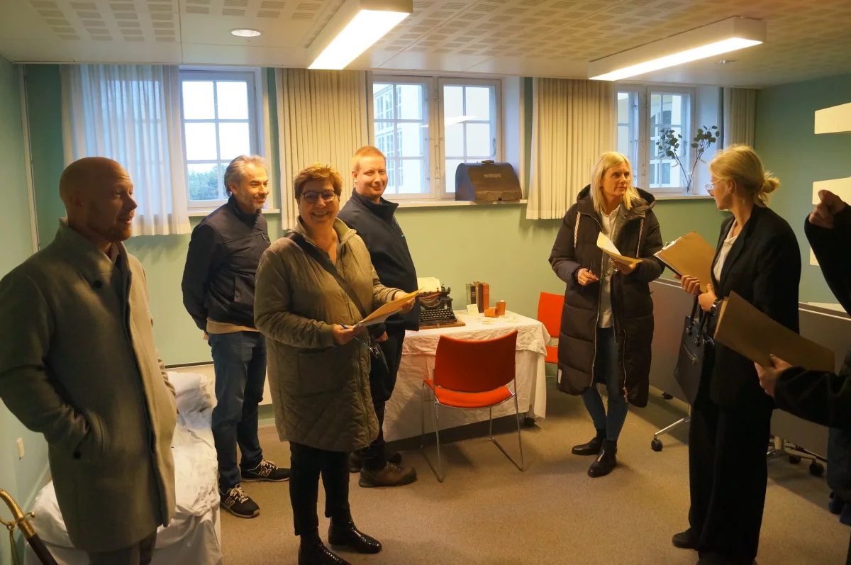 murder-mystery-teambuilding-deltagere-kontor.webp