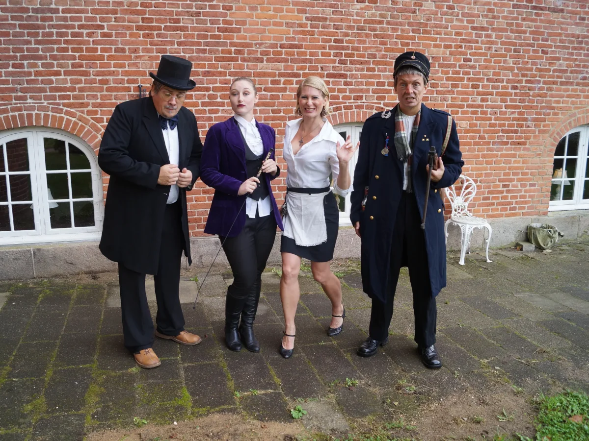 XOjmfHqQ-murder-mystery-teambuilding-kostumer.webp